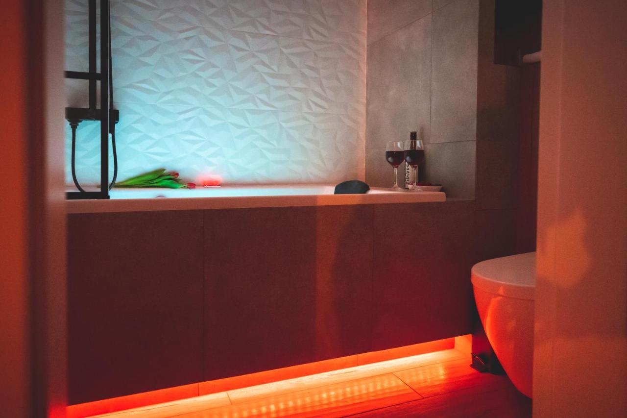 Movie Jacuzzi Apartment At The Main Station By Noclegi Renters Krakow Bagian luar foto