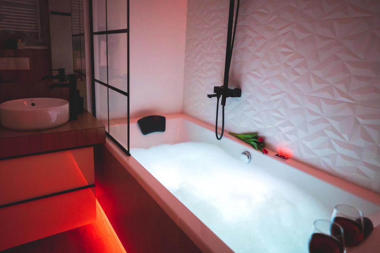 Movie Jacuzzi Apartment At The Main Station By Noclegi Renters Krakow Bagian luar foto