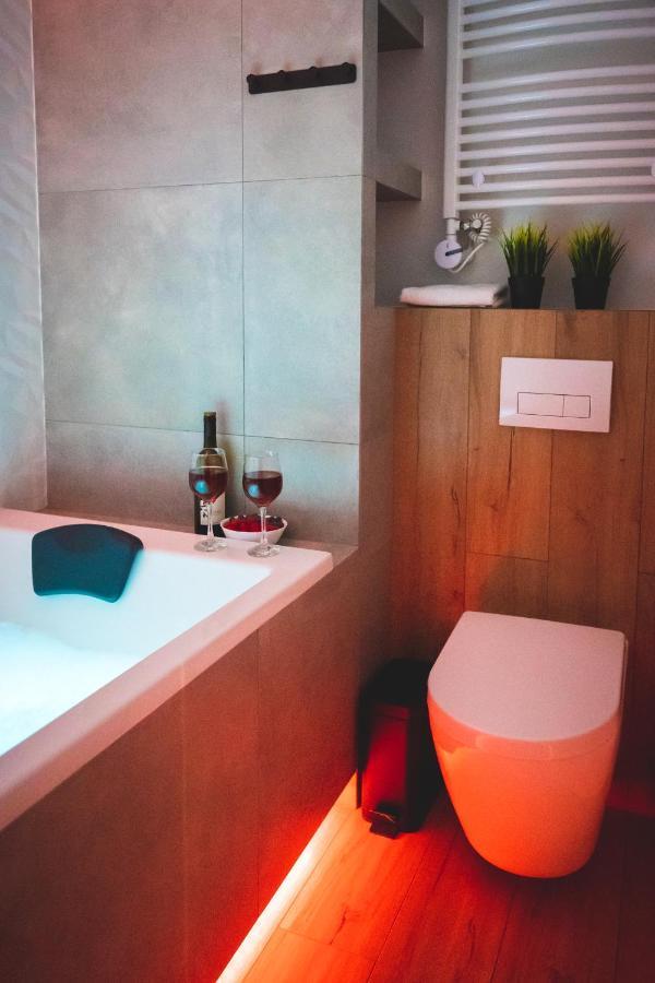 Movie Jacuzzi Apartment At The Main Station By Noclegi Renters Krakow Bagian luar foto