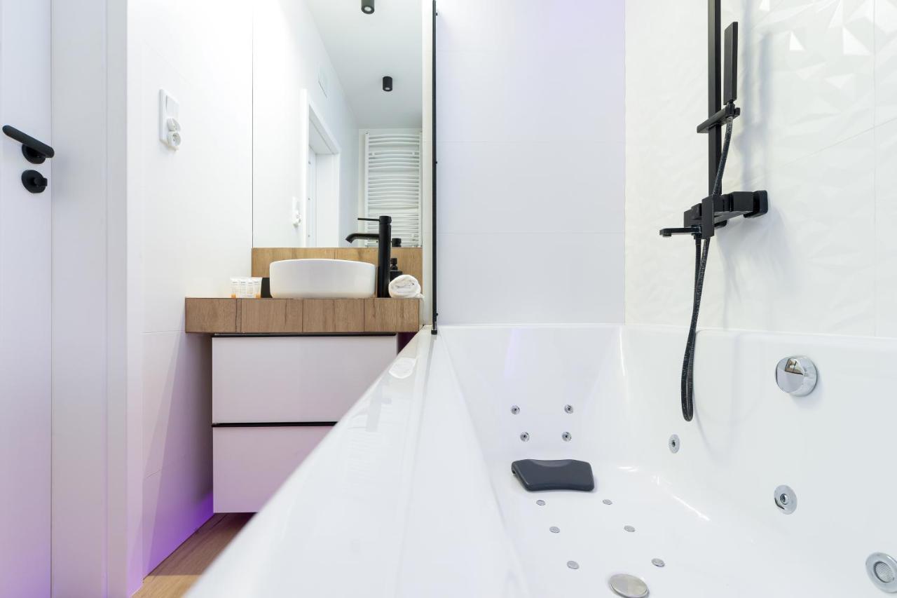Movie Jacuzzi Apartment At The Main Station By Noclegi Renters Krakow Bagian luar foto