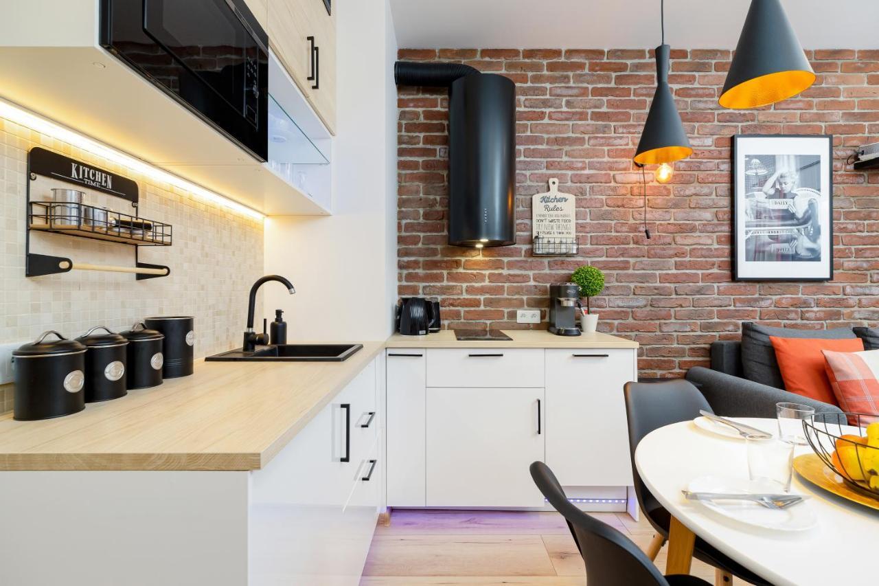 Movie Jacuzzi Apartment At The Main Station By Noclegi Renters Krakow Bagian luar foto