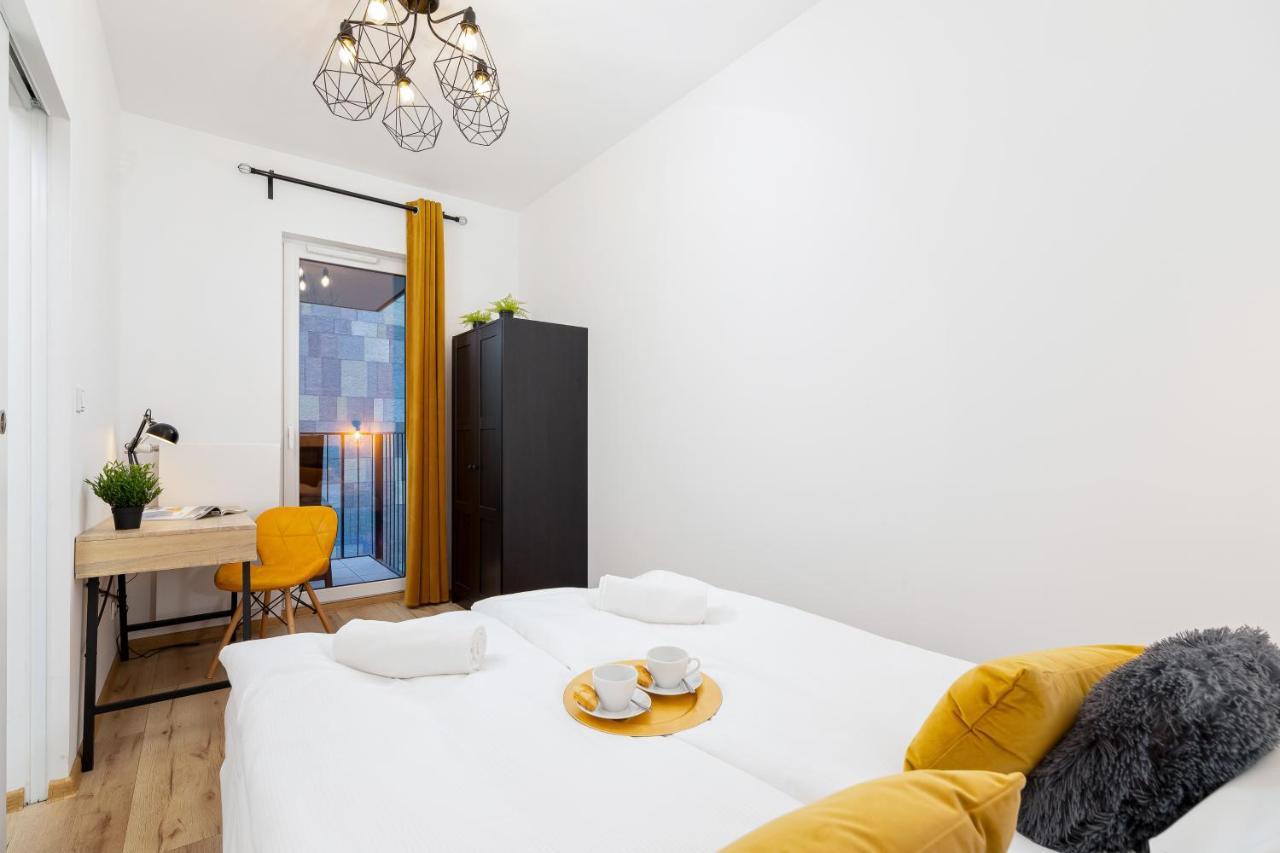 Movie Jacuzzi Apartment At The Main Station By Noclegi Renters Krakow Bagian luar foto