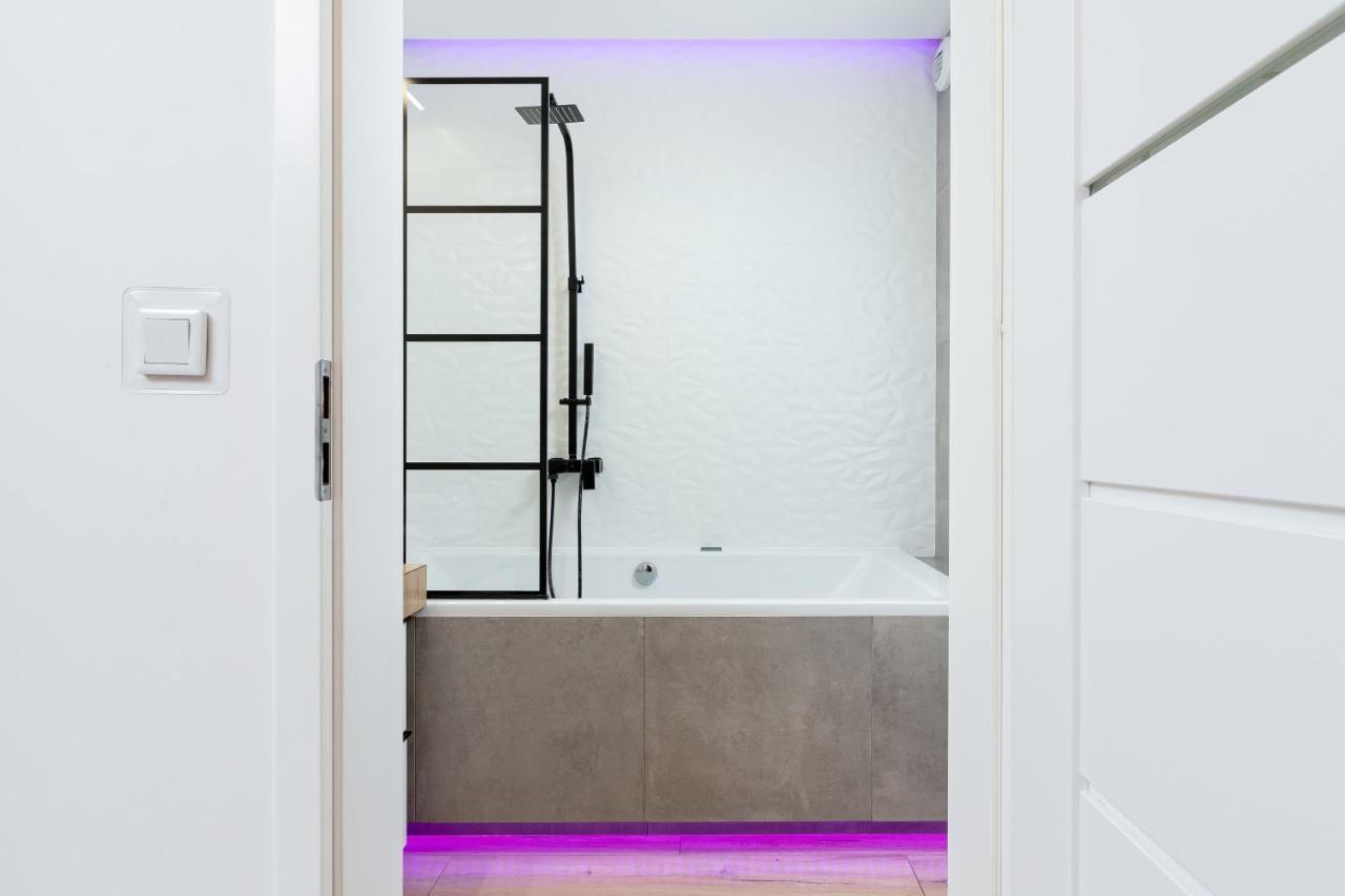 Movie Jacuzzi Apartment At The Main Station By Noclegi Renters Krakow Bagian luar foto