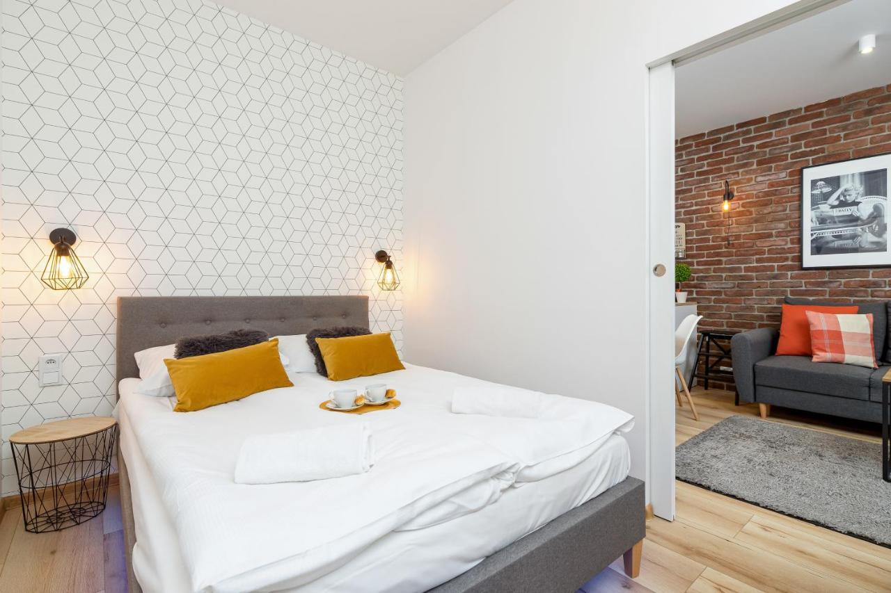 Movie Jacuzzi Apartment At The Main Station By Noclegi Renters Krakow Bagian luar foto