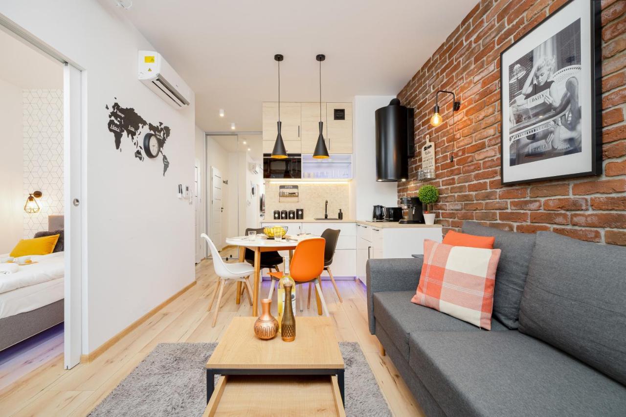 Movie Jacuzzi Apartment At The Main Station By Noclegi Renters Krakow Bagian luar foto