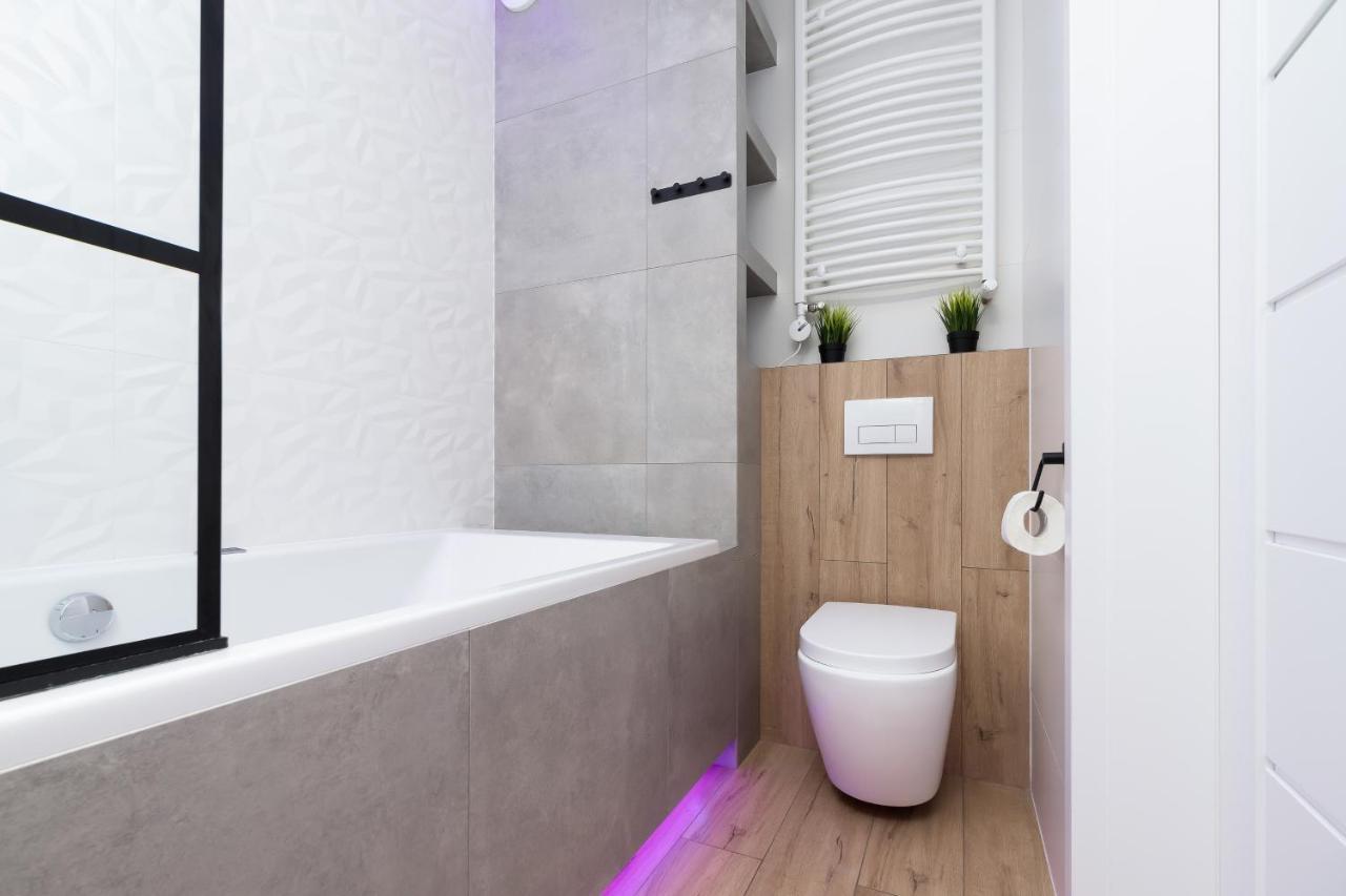 Movie Jacuzzi Apartment At The Main Station By Noclegi Renters Krakow Bagian luar foto