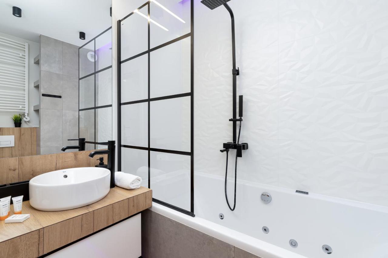 Movie Jacuzzi Apartment At The Main Station By Noclegi Renters Krakow Bagian luar foto